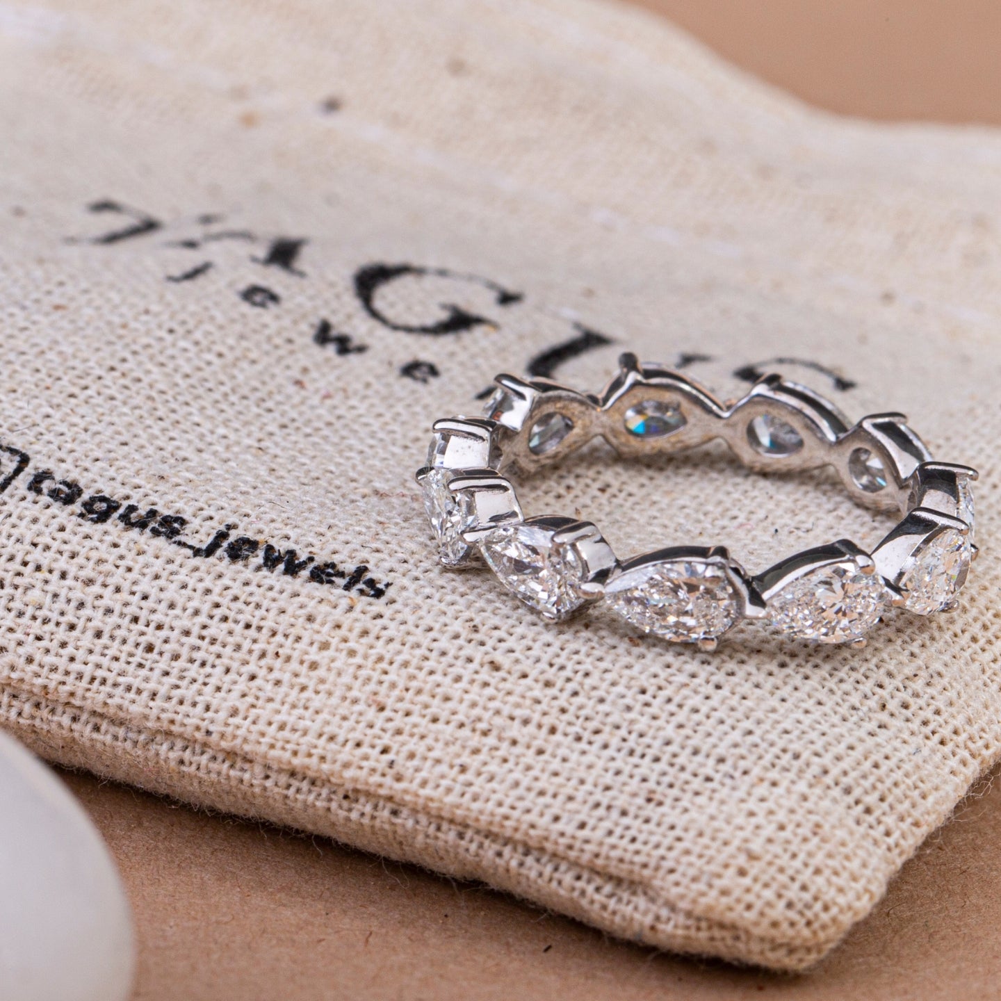 Éternelle Pear Diamond Band.