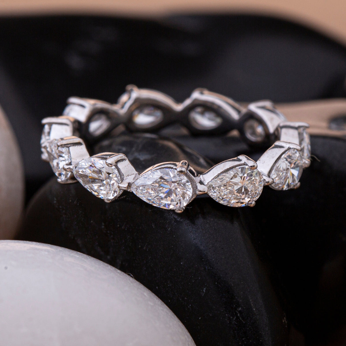 Éternelle Pear Diamond Band.