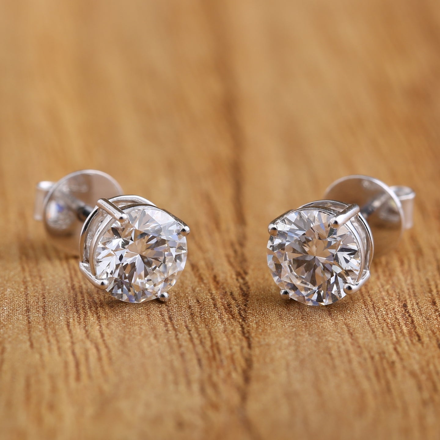 Round Cut Diamond Earrings.