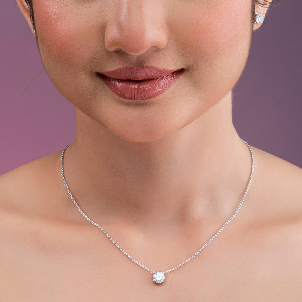 Round Cut Diamond Pendant Necklace.