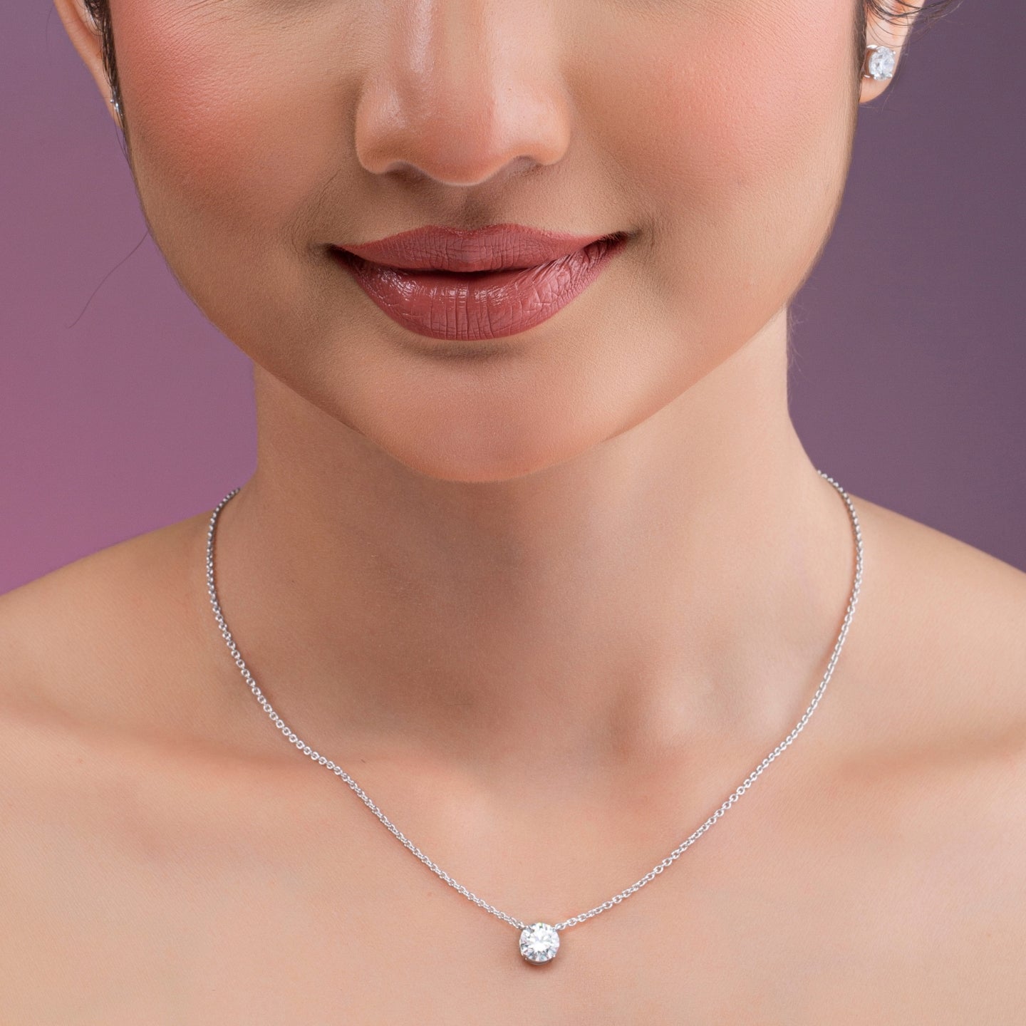Round Cut Diamond Pendant Necklace.
