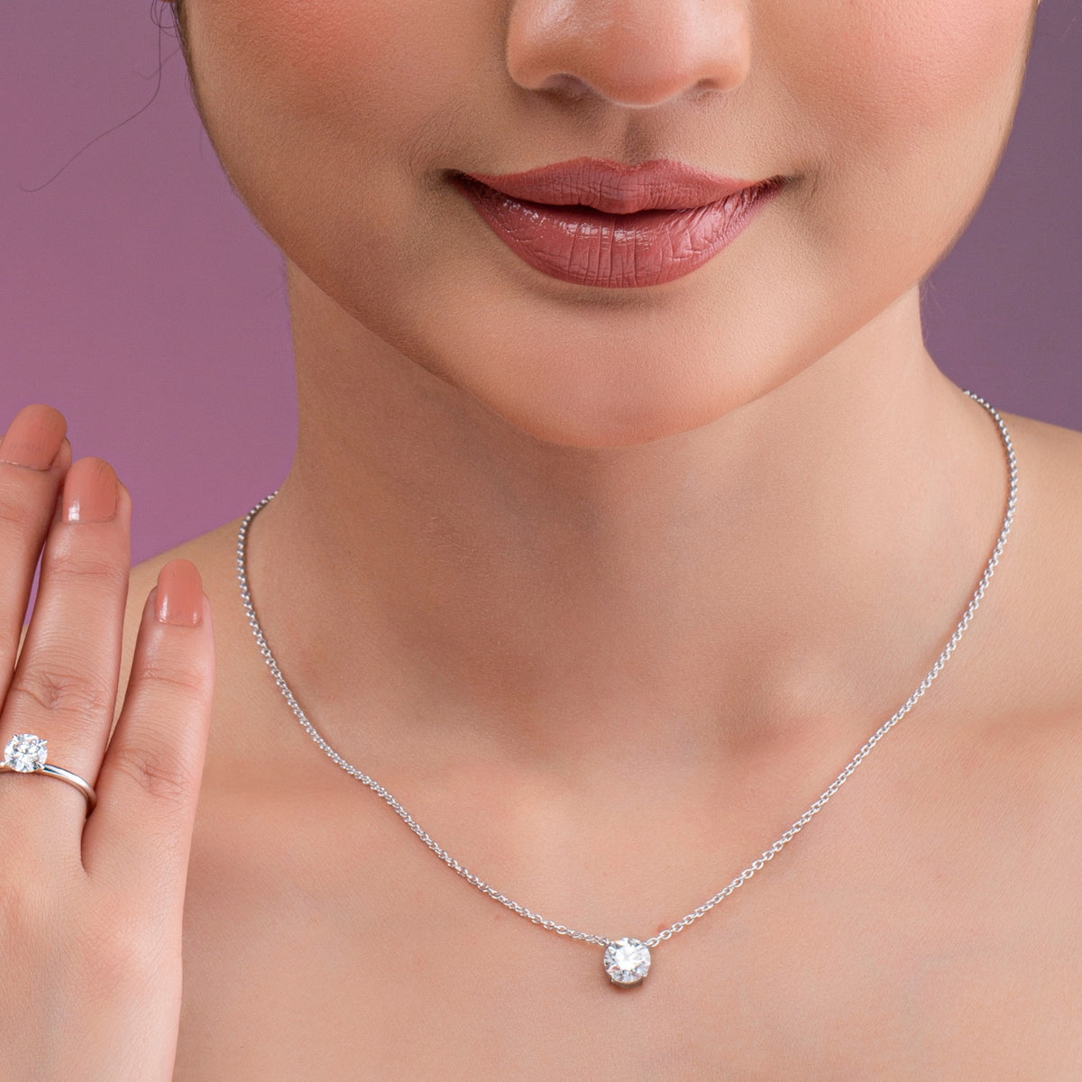Round Cut Diamond Pendant Necklace.