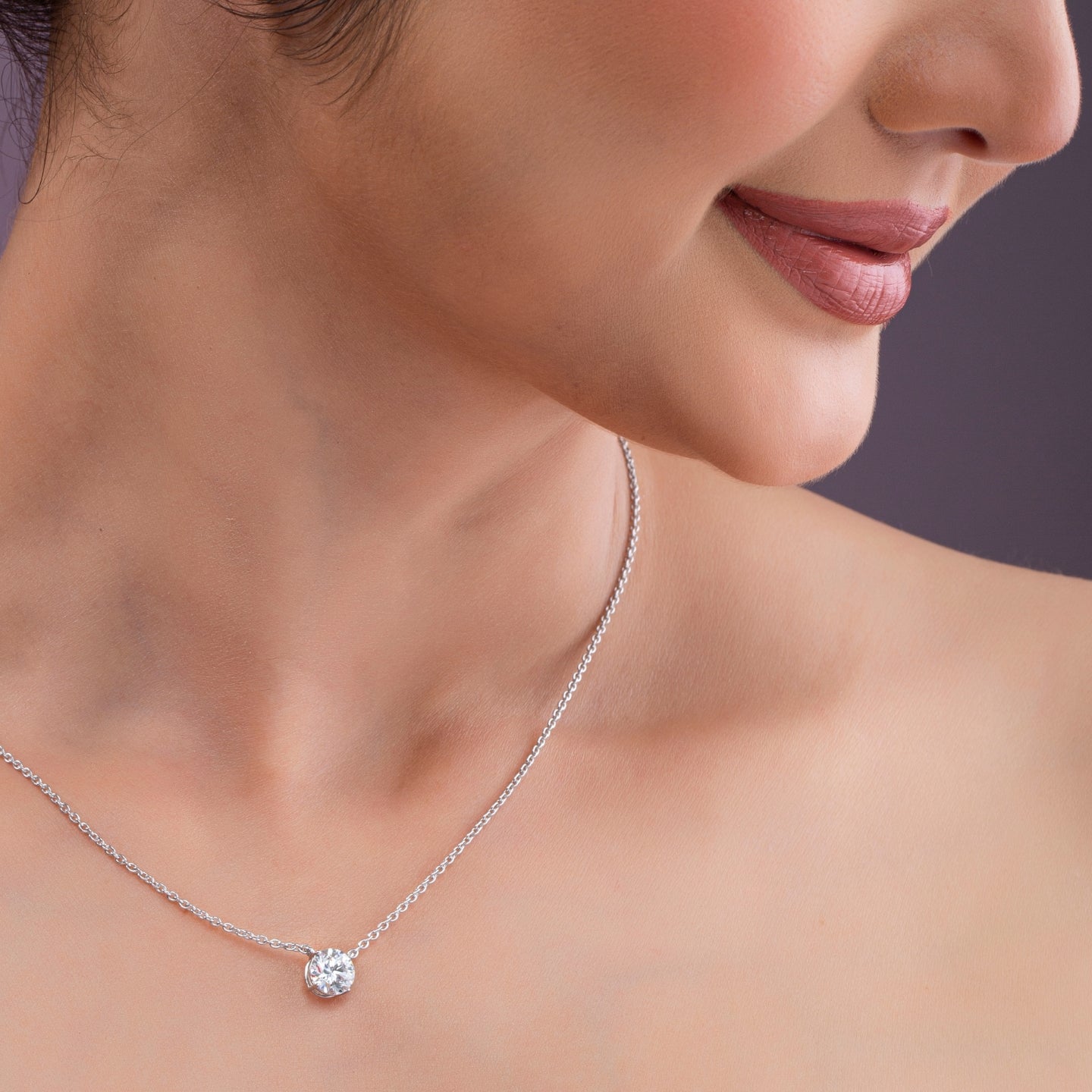 Round Cut Diamond Pendant Necklace.